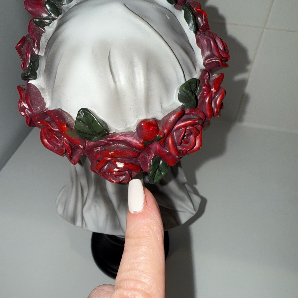 Skull Sculpture with Red Roses - Picture 3 of 8